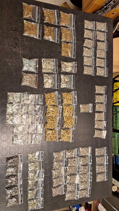 Крепежи, малки размери болтове, гайки, шайби