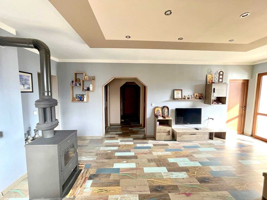 Продава къща в с. Лесново