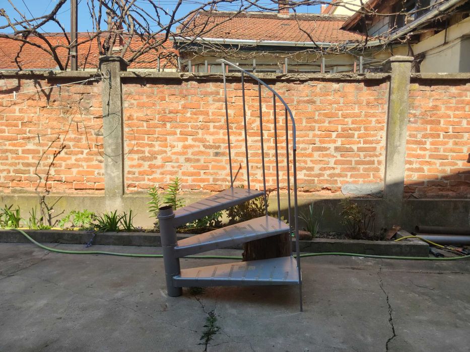 Scară metalică elicoidală