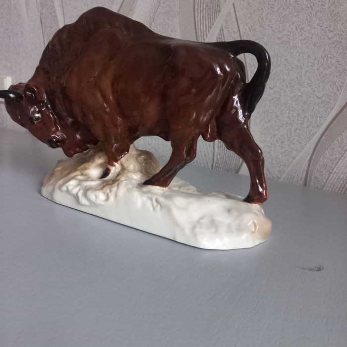 Статуэтка зубр фарфор