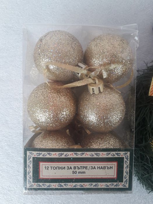 Коледна украса - елха, лампи, свещници