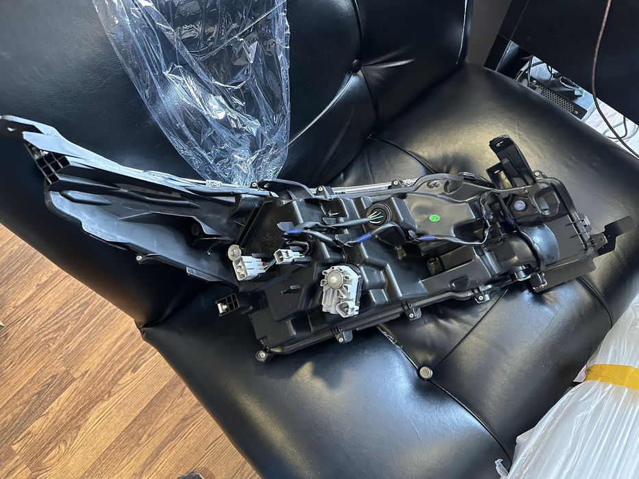 Передние фары Corolla 180 hybrid