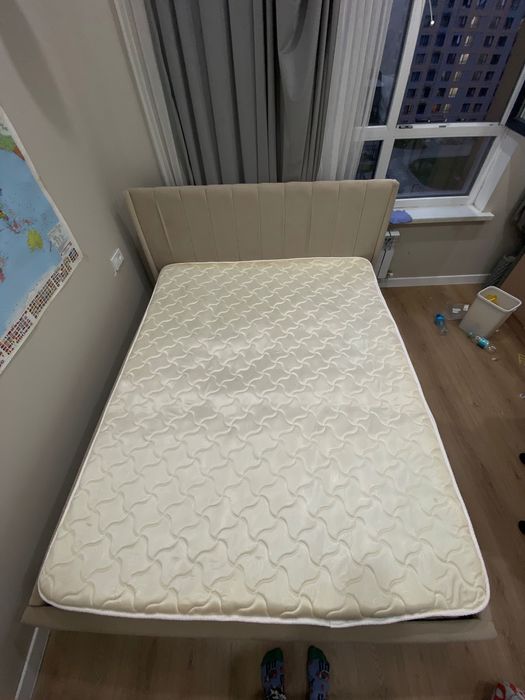 кровать с матрасом