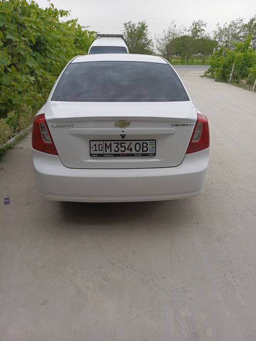Lacetti 1.6 srochno sotiladi