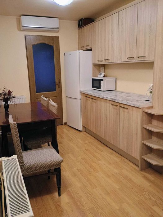 Vând apartament 2 camere, decomandat, 2 balcoane, mobilat, utilat, izolat interior (vată+rigips) inclusiv tavanele și pereții