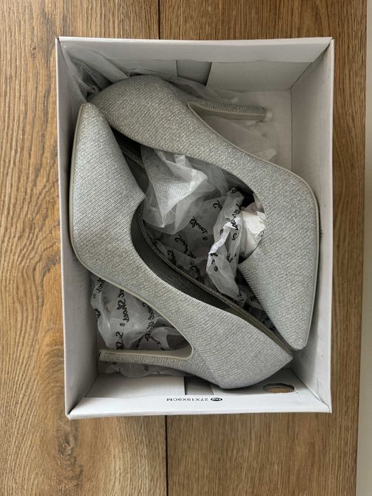 Сребристи дамски обувки