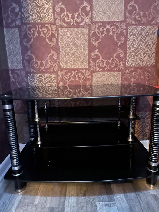 Стеклянный стол