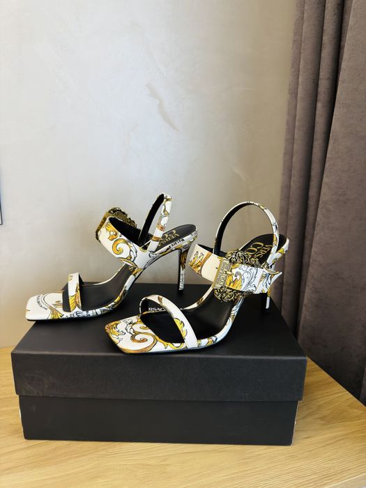 НОВИ Оригинални Сандали Versace Jeans Couture Бели 38 Дамски Обувки