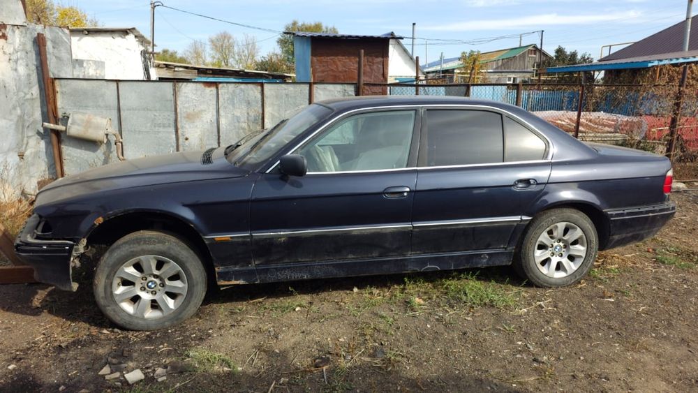 Продам BMW e38  без мотора и акпп