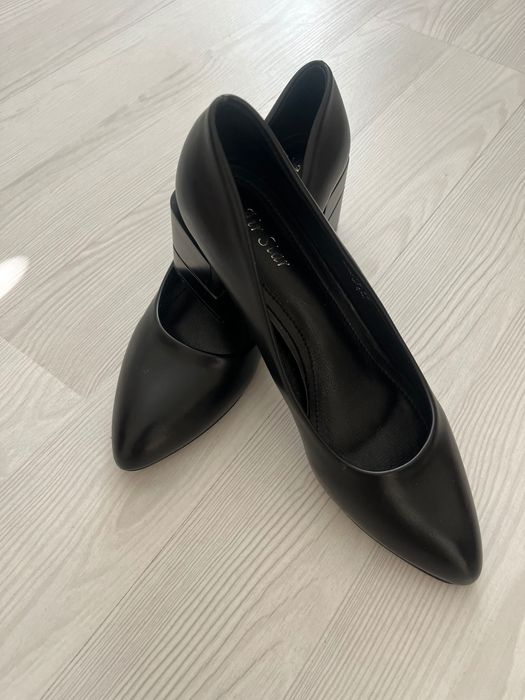 Дамски обувки с нисък ток