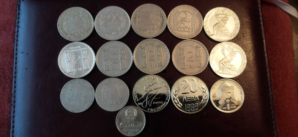 16 броя Юбилейни монети