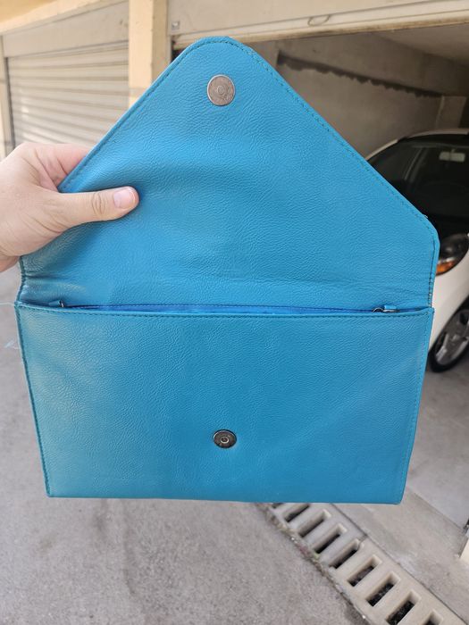 Чанта клъч тюркоазен цвят с блестящ череп и синджир за дълга дръжка