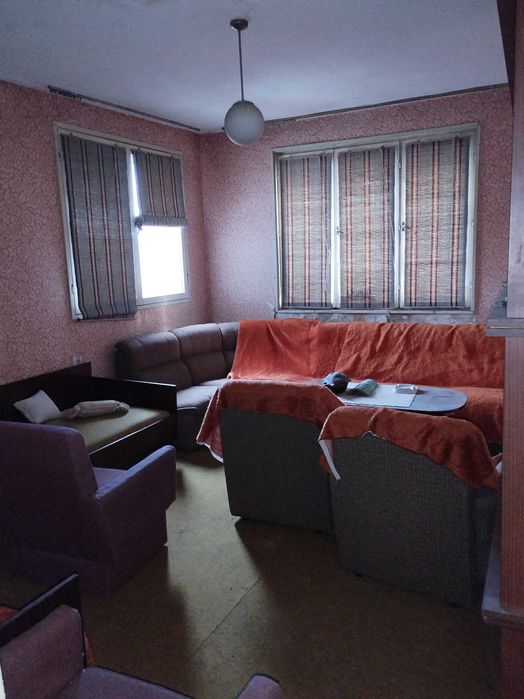 Продава се етаж от къща в село Първомайци.