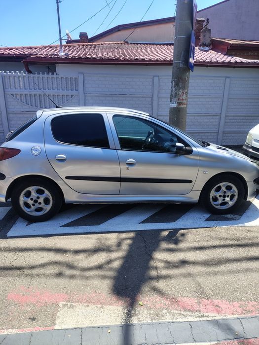 Închiriez autoturisme pentru livrare  Glovo Tazz Bolt food