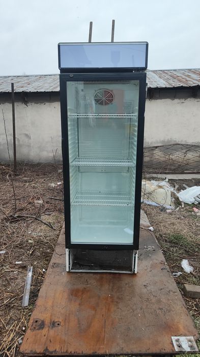 Продам витринный холодильник