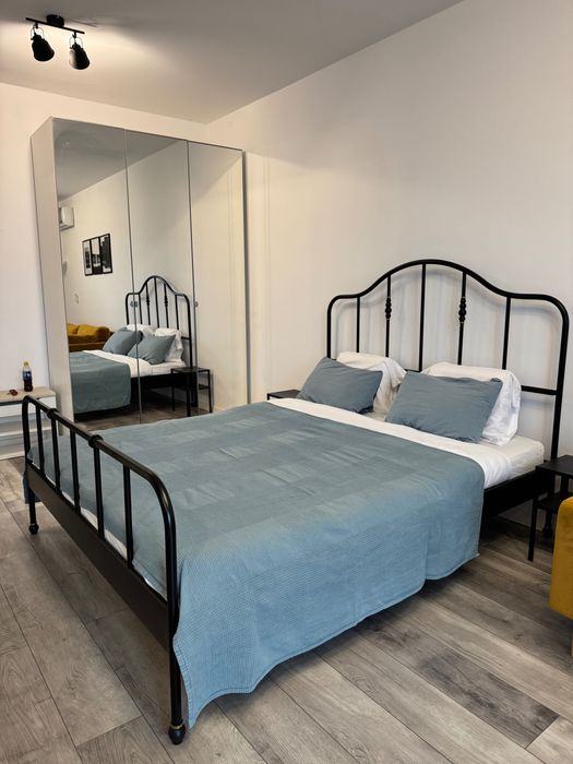 Garsoniera de închiriat, curte și loc de parcare Tunari