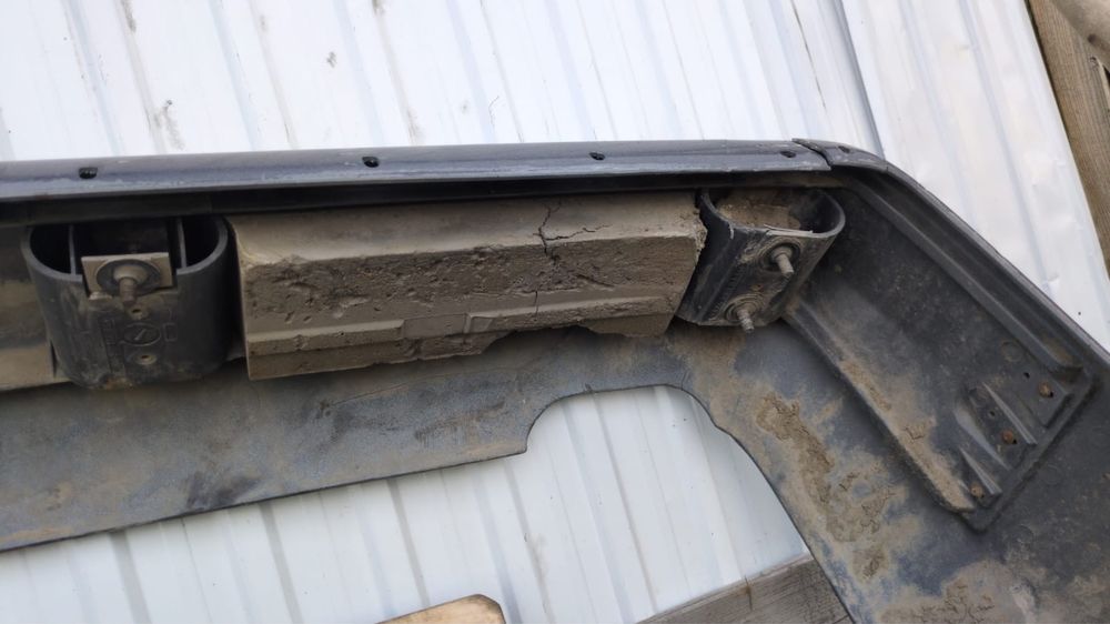 Продам задний бампер мерседес 124