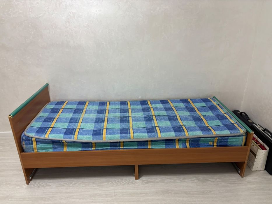 Продам кровать с матрасом