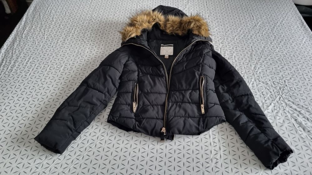 Geaca neagra Bershka marime S Primavara-Toamna cu guler de blana artif