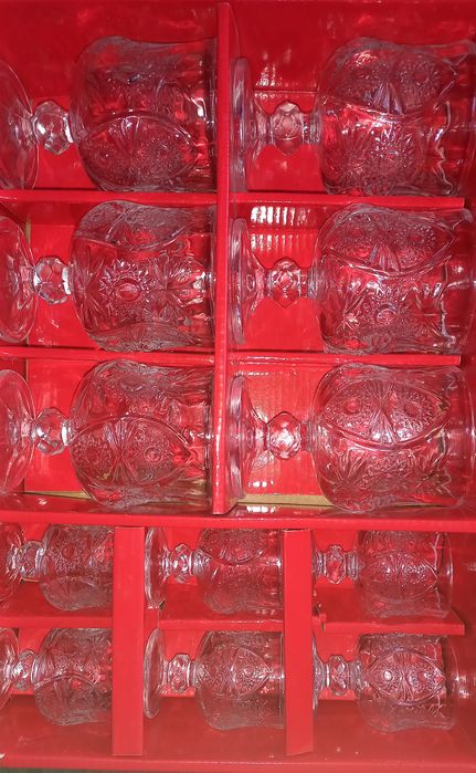 Продаются чайник и посуда разная.