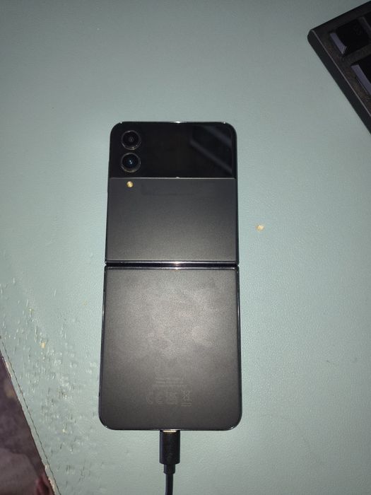 Telefon mobil Samsung Galaxy Z Flip4, Defect