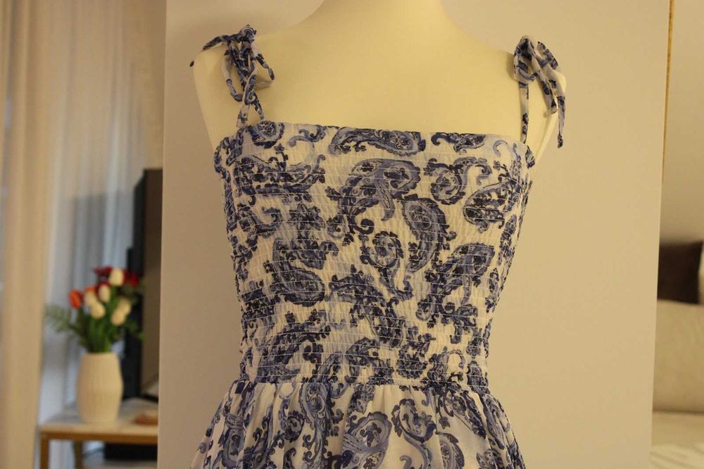 Ефирна лятна рокля с връзки