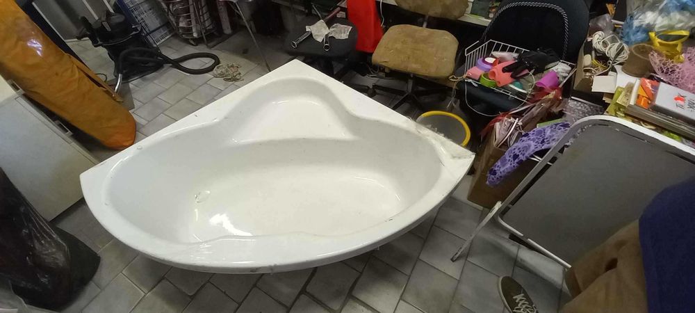 Акрилна ъглова вана .Размер:	120 x 120 x 41 см I 140 л