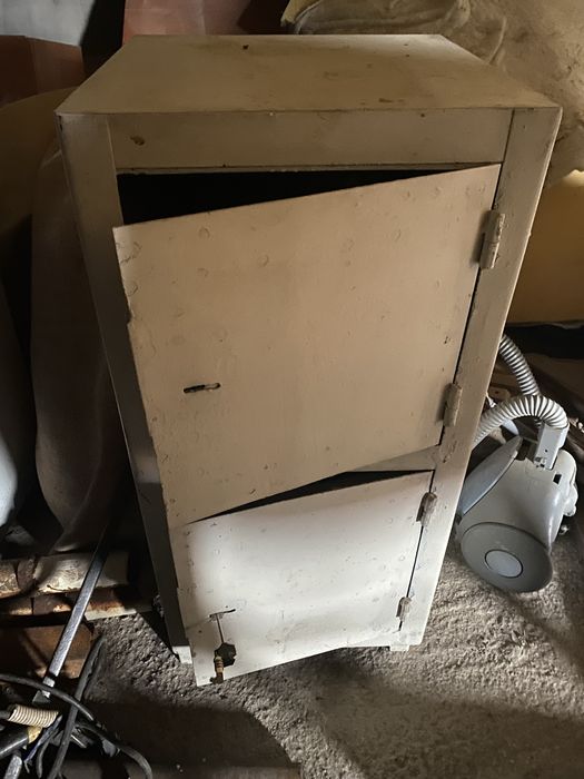 Продается сейф металлический