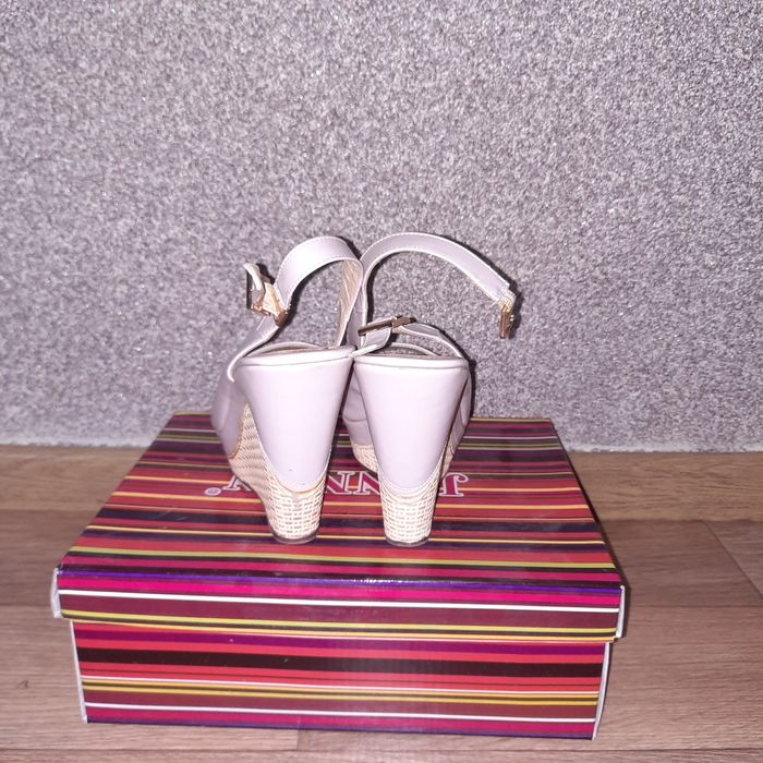 Продаю босоножки