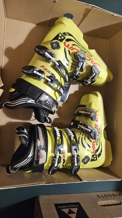 Vând schiuri între 70 si 160 cm + clăpari +bețe copii