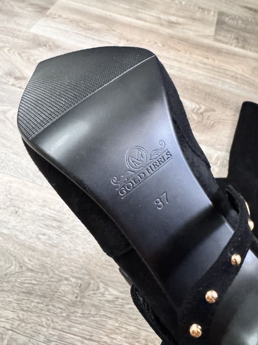 Сапоги на шпильке новые!