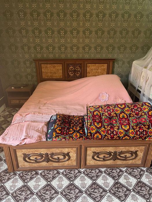 Мебель сотилади б/у холати яхши, кроват, шкаф, тримо, 2 комод