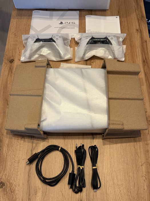 PlayStation 5 Digital Edition 825GB 2 Controllers CFI-2116