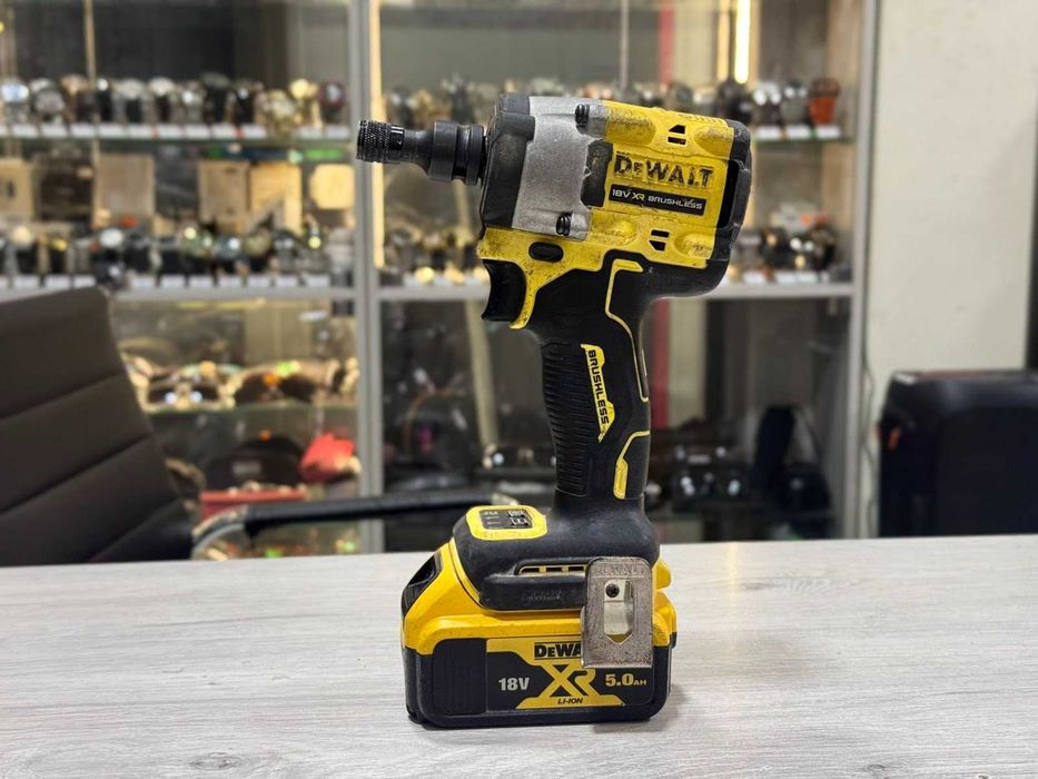 Акумулаторен ударен гайковерт DeWalt DCF922 с батерия 5Ah