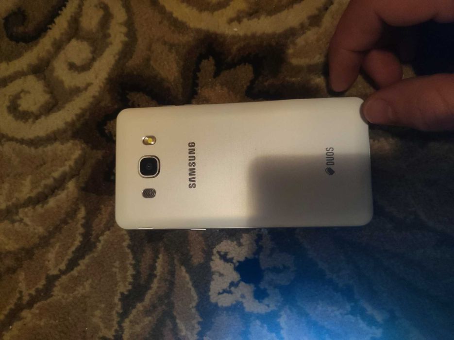 Два телефона Samsung в отлично състояние, подходящи за разговори