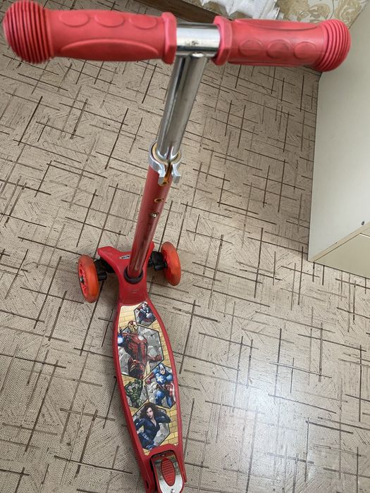 Самокат красного цвета в нормальном состоянии