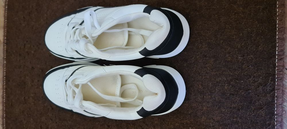 Vand doua perechi pantofi sport