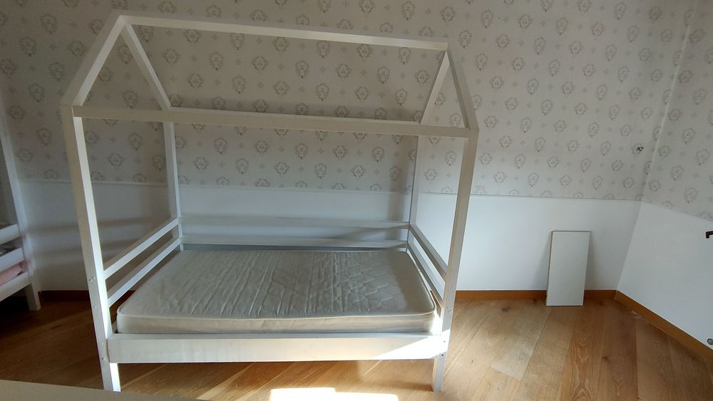 Продам детскую кровать 1,6 м с матрасом