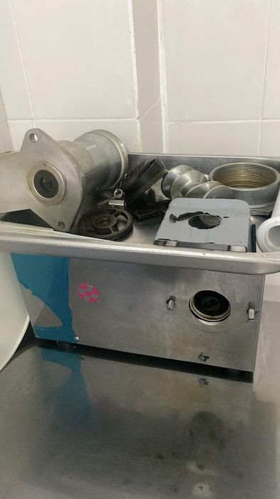 Продам металлический стол 80 см, вертикальный морозильник, мясорубку