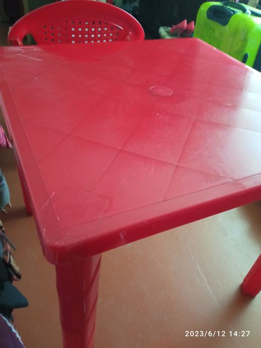 Совпластитал,стол и 4 кресла,3 комплекта