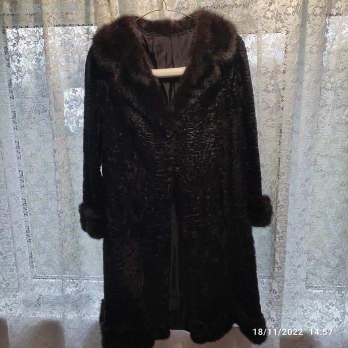 Vand haina blana neagra foarte frumoasa