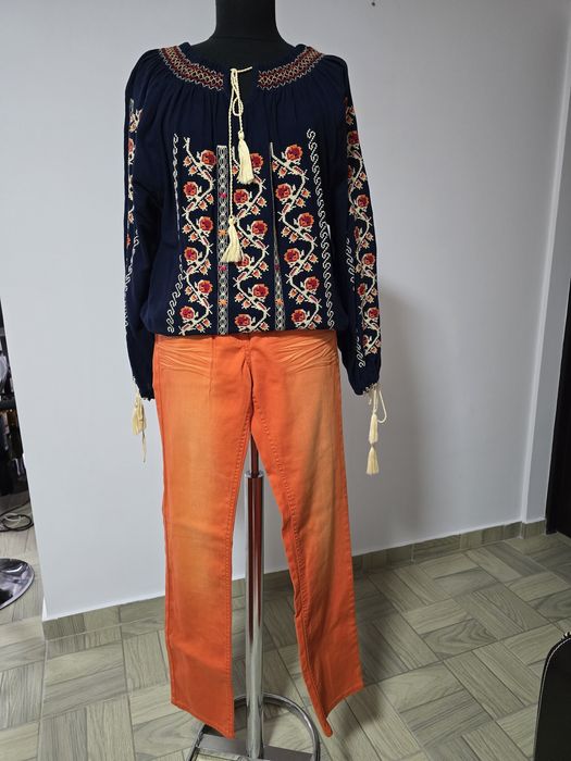 Blugi orange din bumbac, cu strasuri aplicate ;