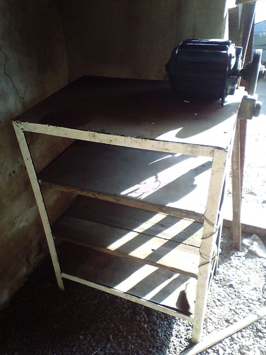 Надёжный верстак с наждаком