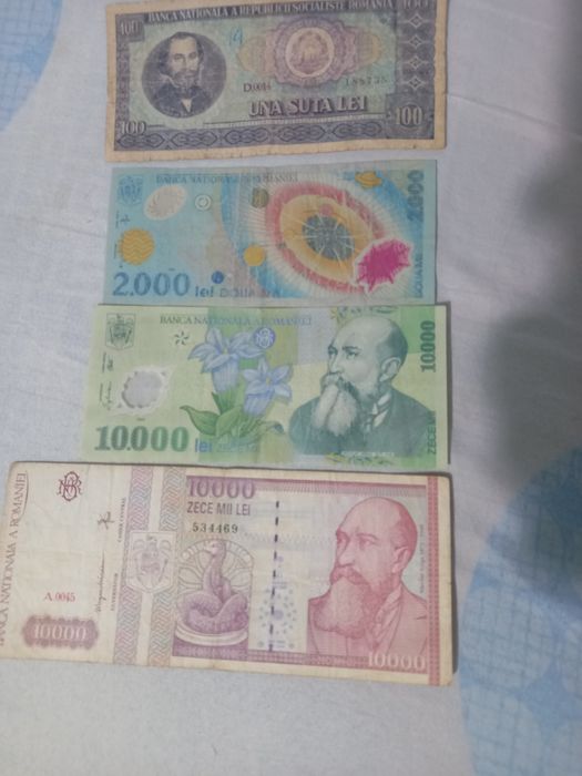 Telefoane vechi, aparate foto și bancnote vechi