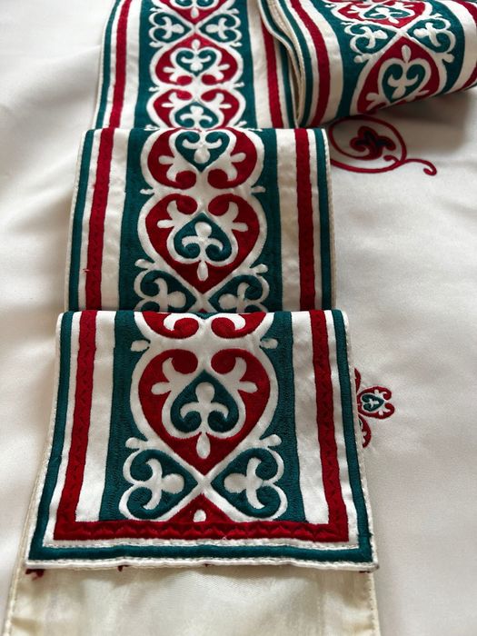 Vesmant brodat bisericesc de Diacon cu motive brancovenesti