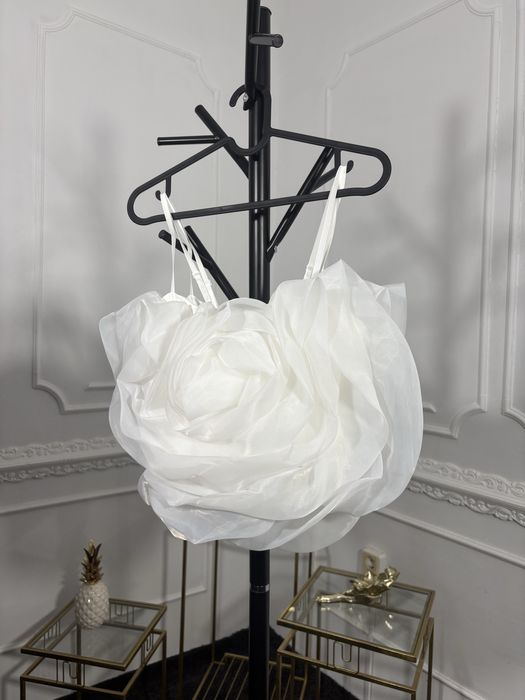 Бял топ с роза , нов