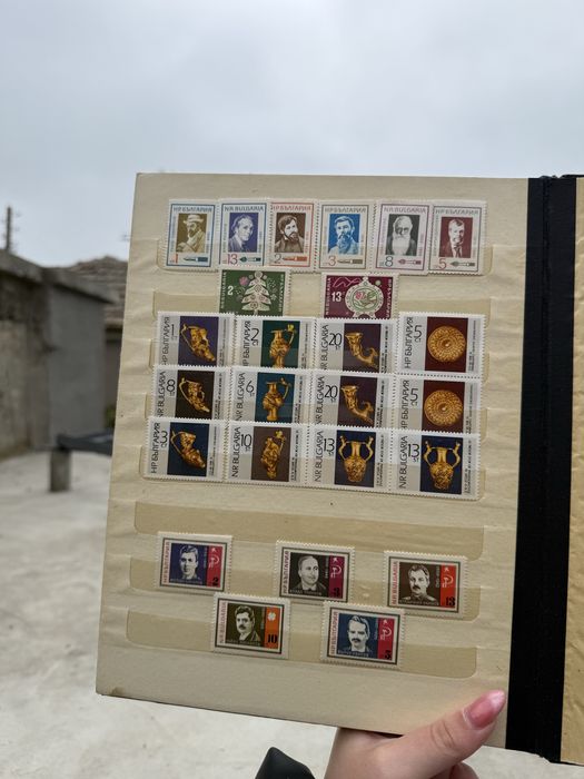 Голям класьор с различни пощенски марки