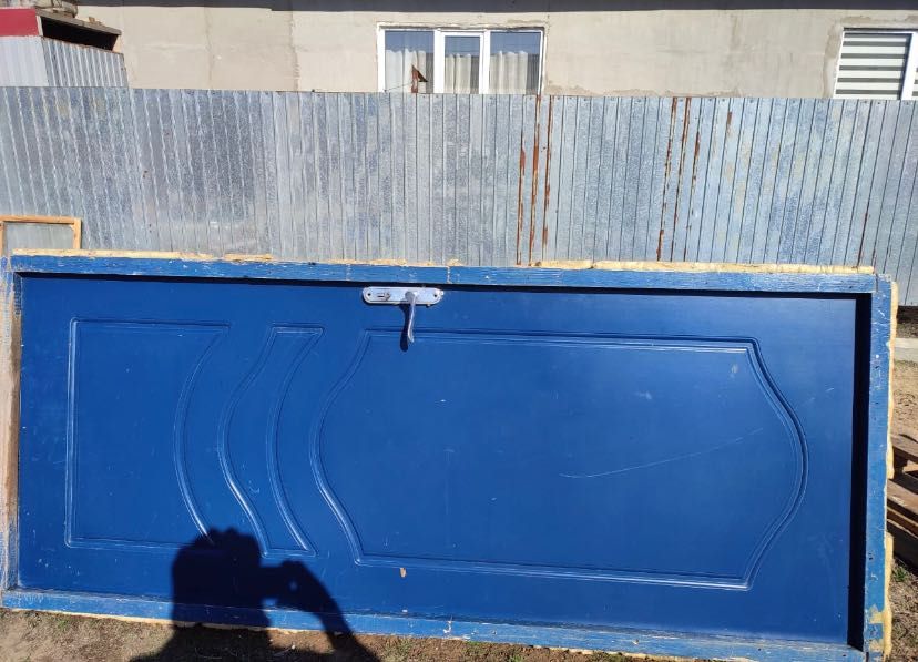 Продается дверь из чистого дерева вместе с косяком