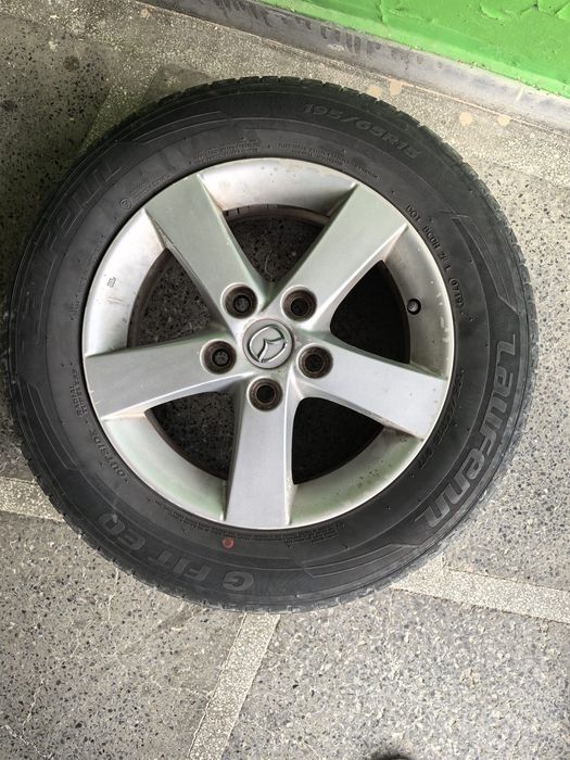 Продавам комплект 4 гуми с алуминиеви джанти Mazda