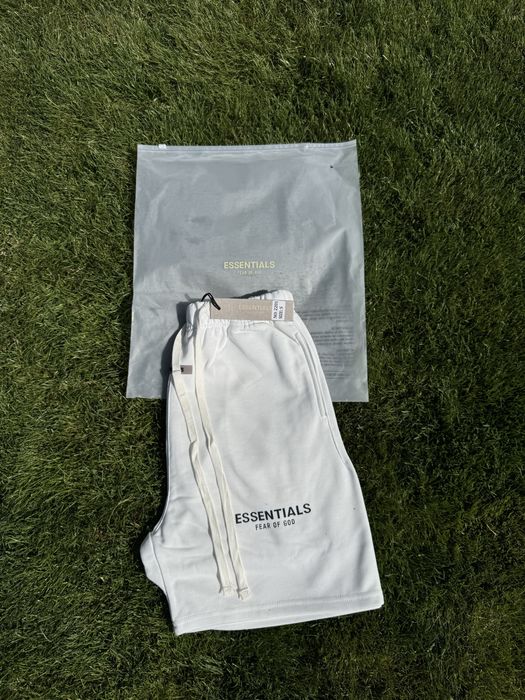 Pantaloni scurti ESSENTIALS  / PREMIUM 2025